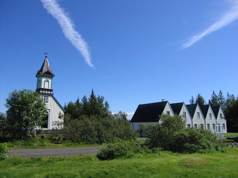 Þingvallakirkja og Þingvallabær að sumri til