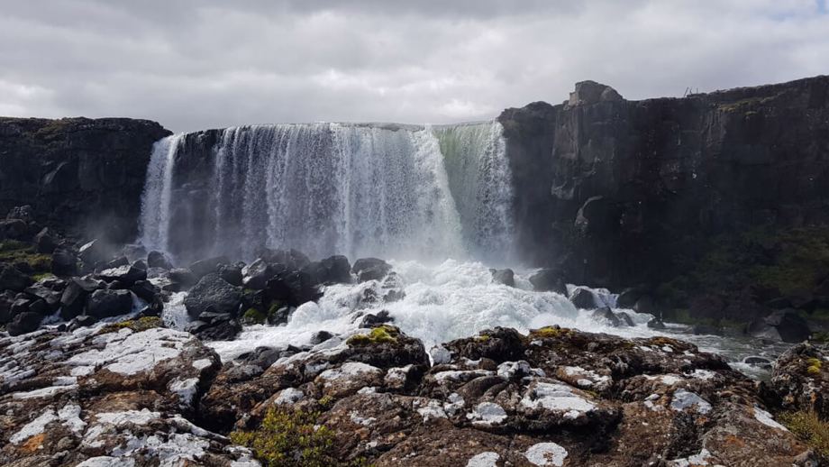 Öxarárfoss í fréttnæmri mynd. Breiður og þungur straumur