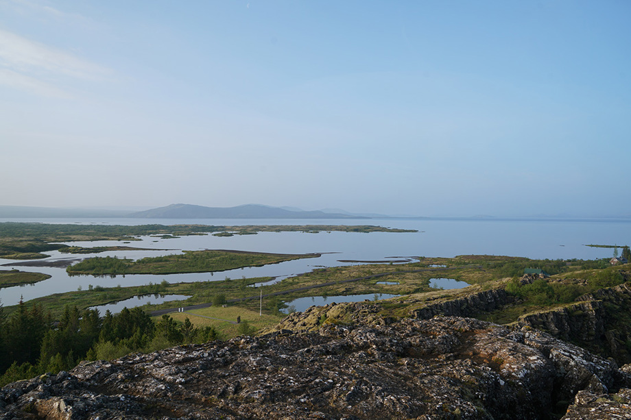 Horft yfir Þingvallavatn frá Haki. Arnarfell sést í fjarska.