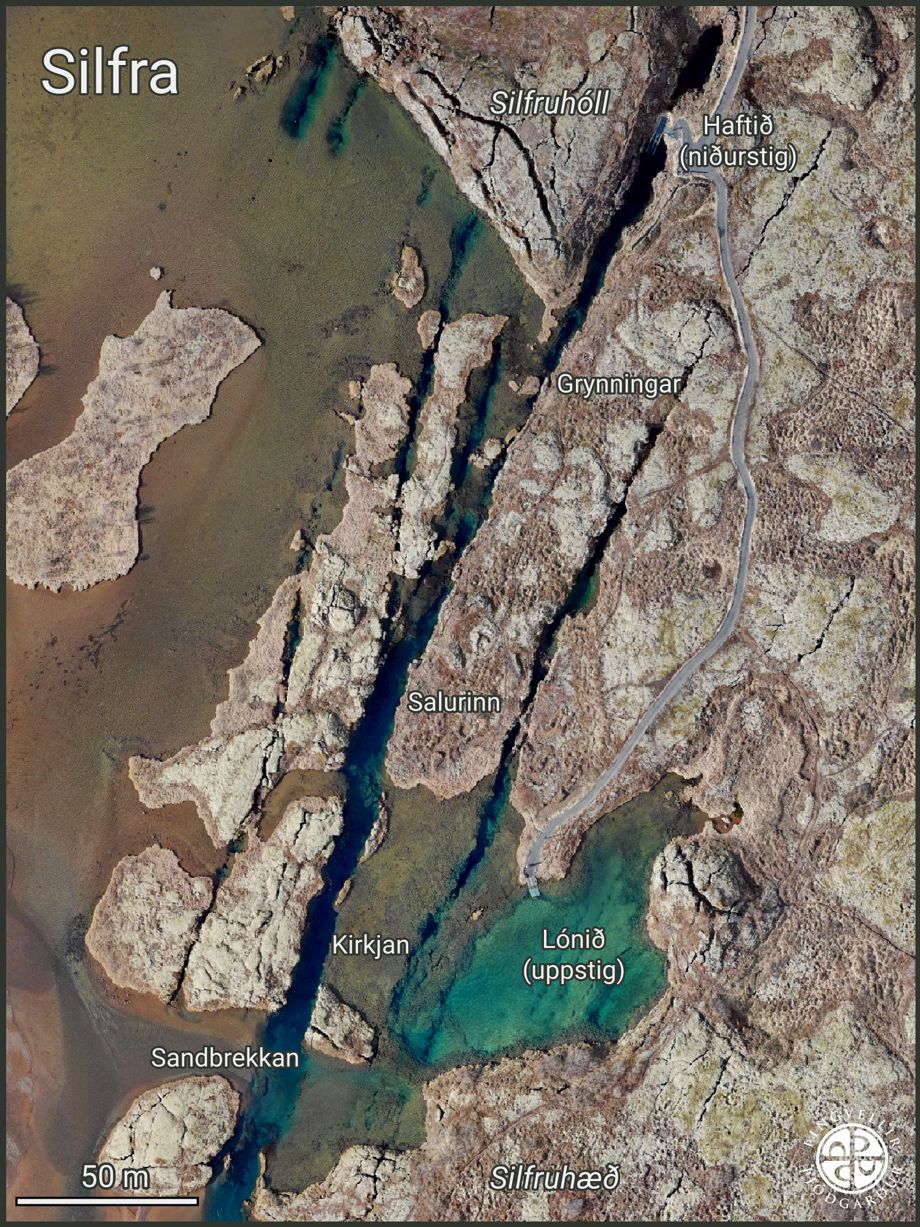 Loftmynd af Silfru og helstu örnefnum í kringum hana. "Silfra, Silfruhóll, Haftið (niðurstig), Grynningar, Salurinn, Kirkjan, Lónið, Sandbrekkan, Silfruhæð."