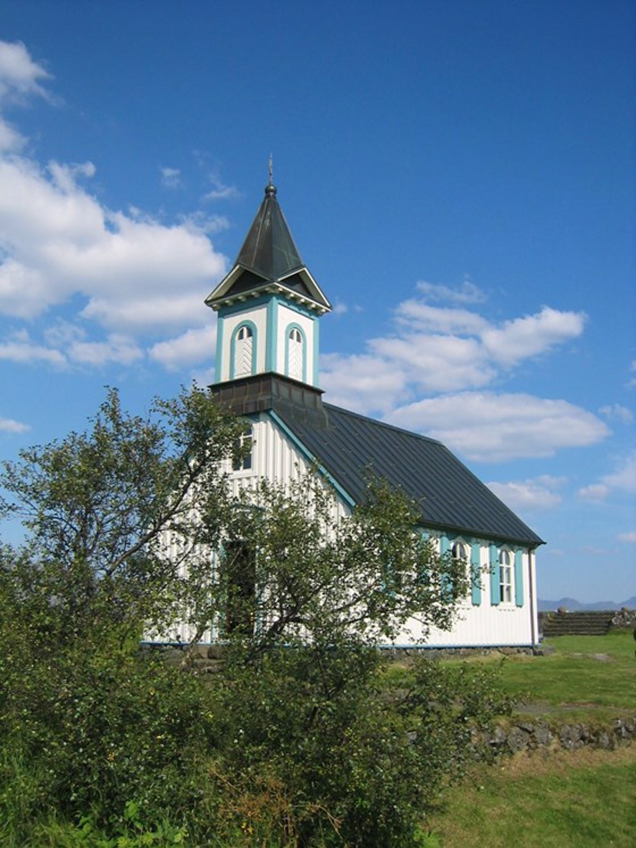 Þingvallakirkja á sumardegi