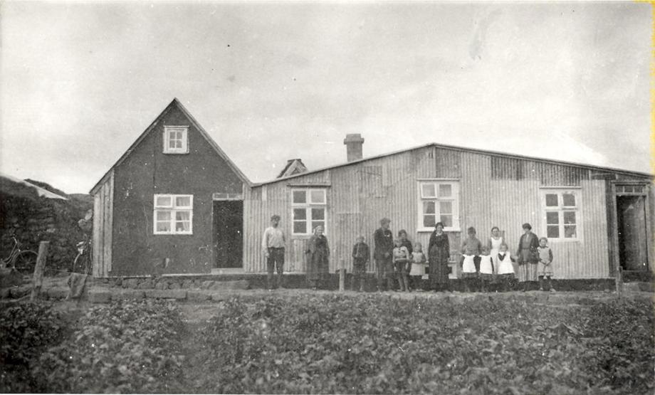 Heimilisfólkið í Skógarkoti fyrir framan íbúðarhúsin