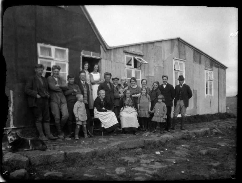 Skógarkot á 3. áratug 20. aldar. Jóhann Kristjánsson (1879–1965) er lengst til vinstri á myndinni, en Ólína Jónsdóttir (1873–1967) situr á stól á miðri mynd. Ljósmyndari: Sigurður Tómasson (1893–1980).