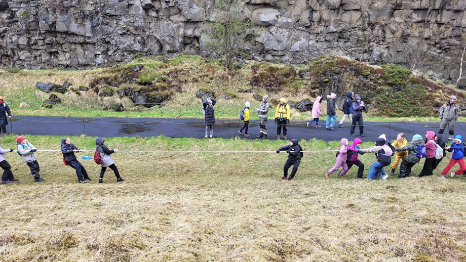 Börn í reipitogi í almanngjá, kennsla í hreyfingum jarðskorpufleka
