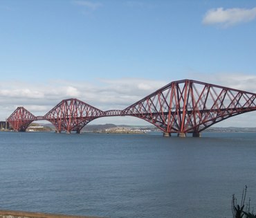 Forth brúin í Skotlandi, sem er á heimsminjaskrá, séð af landi.