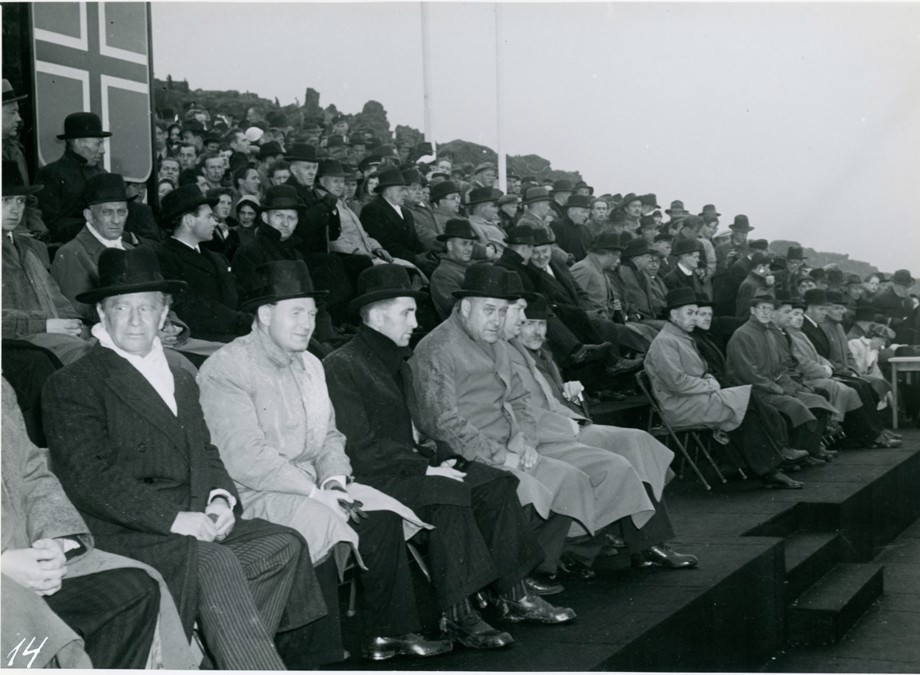 Þingmenn sitja á Þingpöllum á Lögbergi 1944