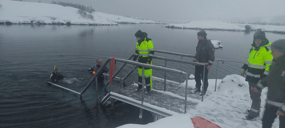 landverðir á öryggisæfingu með sjúkraflutningamanni við Silfru