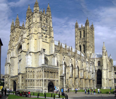 Canterbury dómkirkjan á Englandi sem er á heimsminjaskrá, séð að utan á björtum degi