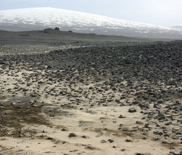 Skjaldbreiður séður frá skjaldbreiðarhrauni. Hlöðufell til hægri