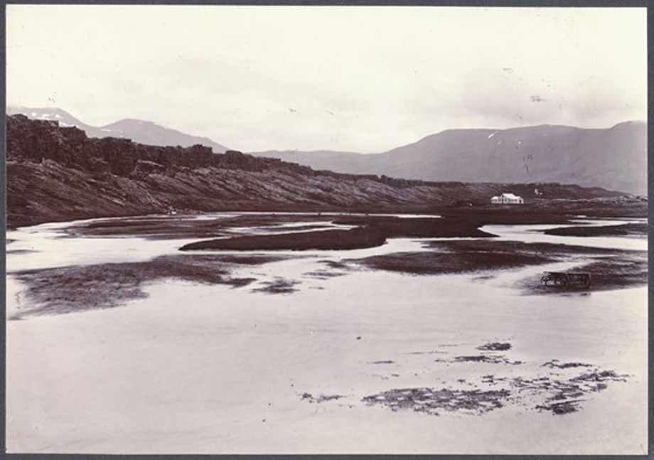 Prestakrókur og hallinn séð frá Öxarárhólma. Hótel Valhöll við Kastala. Mynd tekin fyrir 1930